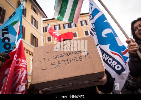 Rom, Italien. 8. Februar 2017. Protest der Himmel Arbeiter Piazza Montecitorio gegen die Entlassung und die Verlagerung des Hauptsitzes von Rom nach Mailand. Bildnachweis: Andrea Ronchini/PacificPress/Alamy Live-Nachrichten Stockfoto