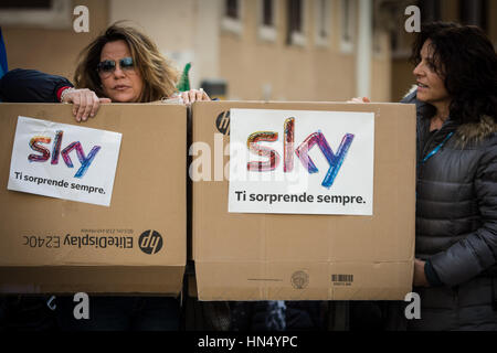 Rom, Italien. 8. Februar 2017. Protest der Himmel Arbeiter Piazza Montecitorio gegen die Entlassung und die Verlagerung des Hauptsitzes von Rom nach Mailand. Bildnachweis: Andrea Ronchini/PacificPress/Alamy Live-Nachrichten Stockfoto