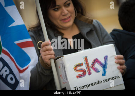 Rom, Italien. 8. Februar 2017. Protest der Himmel Arbeiter Piazza Montecitorio gegen die Entlassung und die Verlagerung des Hauptsitzes von Rom nach Mailand. Bildnachweis: Andrea Ronchini/PacificPress/Alamy Live-Nachrichten Stockfoto