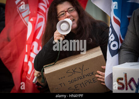 Rom, Italien. 8. Februar 2017. Protest der Himmel Arbeiter Piazza Montecitorio gegen die Entlassung und die Verlagerung des Hauptsitzes von Rom nach Mailand. Bildnachweis: Andrea Ronchini/PacificPress/Alamy Live-Nachrichten Stockfoto