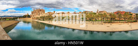 PALMA DE MALLORCA, MALLORCA, Balearen, Spanien - ca. MAI 2016: Santa Iglesia Catedral de Mallorca in Palma De Mallorca Stadt Stockfoto