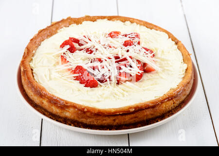 Hausgemachte Erdbeer Käsekuchen auf weißen Tisch Stockfoto