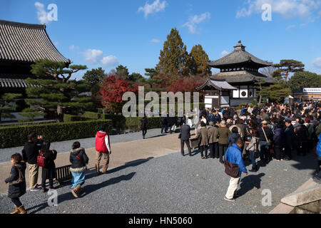 Tofukuji oder Tofuku-Ji-Tempel in Kyoto, Japan, Asien. Touristen, Besucher seinen Park im Herbst-Saison Herbst Baum Laub zu sehen Stockfoto