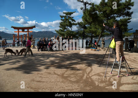 Itsukushima-Schrein, ein UNESCO-Weltkulturerbe Miyajima, im Meer in der Nähe von Hiroshima, Japan, Asien bekannt. Japanische Denkmal Stockfoto