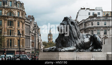 London, Vereinigtes Königreich - 20. Oktober 2016: Löwen London Trafalgar Square und Big Ben Tower im Hintergrund Stockfoto