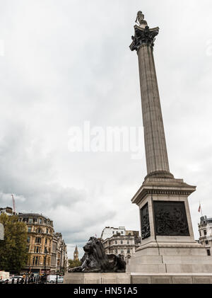 London, Vereinigtes Königreich - 20. Oktober 2016: Löwen London Trafalgar Square und Big Ben Tower im Hintergrund Stockfoto