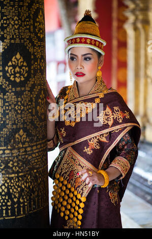 Mädchen aus Laos posiert in traditioneller Kleidung Stockfoto