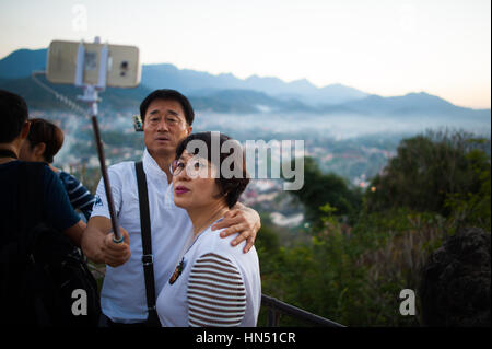 Chinesisches paar nehmen Selfie in Luang Prabang, Laos Stockfoto