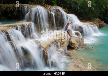 Ein Mann genießen Kuang Si Wasserfälle in Laos Stockfoto