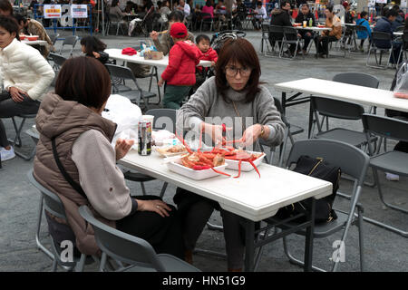 Japaner, Familien, Touristen, die traditionelle asiatische Straße Essen City fair. Hiroshima, Japan, Asien Stockfoto