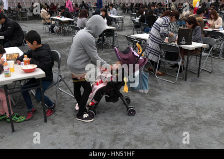 Japaner, Familien, Touristen, die traditionelle asiatische Straße Essen City fair. Hiroshima, Japan, Asien Stockfoto