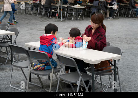 Japaner, Familien, Touristen, die traditionelle asiatische Straße Essen City fair. Hiroshima, Japan, Asien Stockfoto