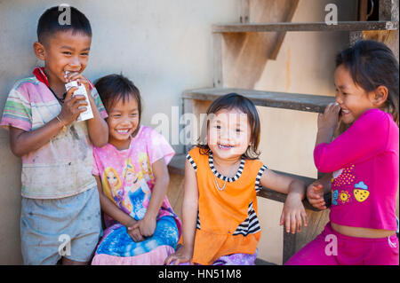 Immer lächelnd und verspielten Kinder in Laos. Stockfoto