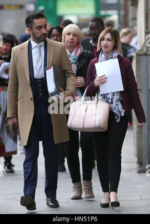 Collette Bell (rechts), Partner der späten Sheku Bayoh starb in Polizeigewahrsam, kommt mit anderen Familienmitgliedern und Anwalt Aamer Anwar (links) für ein Treffen mit Lord Advocate bei dem Crown Office in Edinburgh. Stockfoto