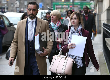 Collette Bell (rechts), Partner der späten Sheku Bayoh starb in Polizeigewahrsam, kommt mit anderen Familienmitgliedern und Anwalt Aamer Anwar (links) für ein Treffen mit Lord Advocate bei dem Crown Office in Edinburgh. Stockfoto