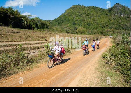 Immer lächelnd und verspielten Kinder in Laos. Stockfoto