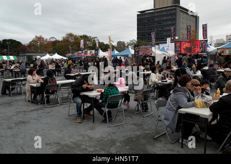 Japaner, Familien, Touristen, die traditionelle asiatische Straße Essen City fair. Hiroshima, Japan, Asien Stockfoto