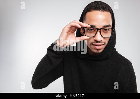 Porträt des afroamerikanischen junge Mann Gläser und schwarzer hoodie Stockfoto