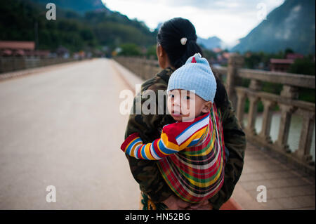 Frau mit einem Baby auf dem Rücken, Laos Stockfoto