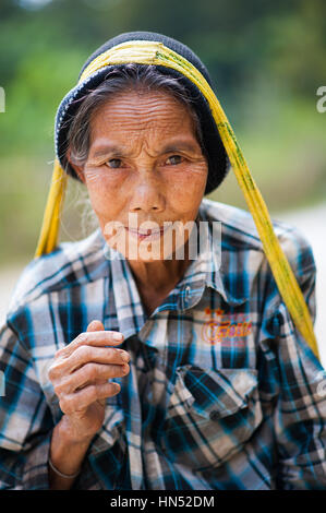 Ältere Frau in Laos im Bereich tätig. Stockfoto