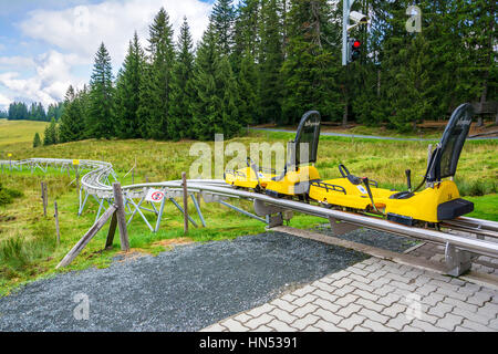 FIEBERBRUNN, ÖSTERREICH - 30. AUGUST 2016. Timoks Alpine Coaster in Fieberbrunn, Kitzbühel Alpen, Tirol, Österreich Stockfoto