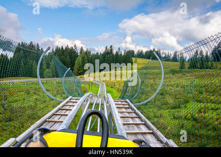 FIEBERBRUNN, ÖSTERREICH - 30. AUGUST 2016. Timoks Alpine Coaster in Fieberbrunn, Kitzbühel Alpen, Tirol, Österreich Stockfoto