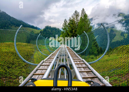 FIEBERBRUNN, ÖSTERREICH - 30. AUGUST 2016. Timoks Alpine Coaster in Fieberbrunn, Kitzbühel Alpen, Tirol, Österreich Stockfoto