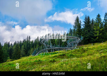 FIEBERBRUNN, ÖSTERREICH - 30. AUGUST 2016. Timoks Alpine Coaster in Fieberbrunn, Kitzbühel Alpen, Tirol, Österreich Stockfoto