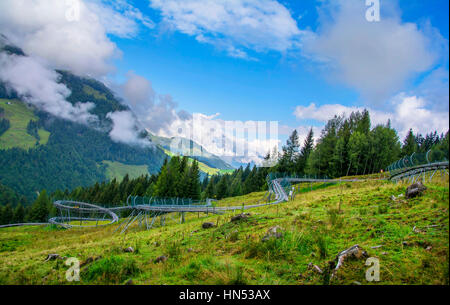 FIEBERBRUNN, ÖSTERREICH - 30. AUGUST 2016. Timoks Alpine Coaster in Fieberbrunn, Kitzbühel Alpen, Tirol, Österreich Stockfoto