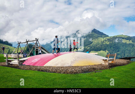 FIEBERBRUNN, TIROL, ÖSTERREICH - 30. AUGUST 2016. Freizeitpark an der Zwischenstation für Bergbahnen Fieberbrunn. Stockfoto