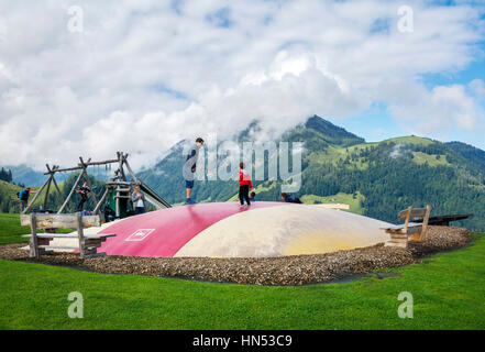 FIEBERBRUNN, TIROL, ÖSTERREICH - 30. AUGUST 2016. Freizeitpark an der Zwischenstation für Bergbahnen Fieberbrunn. Stockfoto