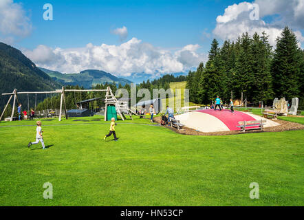 FIEBERBRUNN, TIROL, ÖSTERREICH - 30. AUGUST 2016. Freizeitpark an der Zwischenstation für Bergbahnen Fieberbrunn. Stockfoto