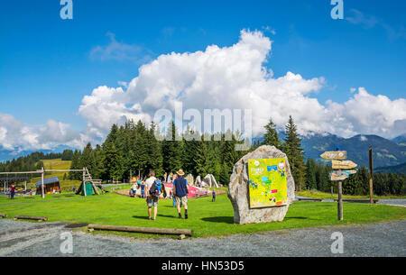 FIEBERBRUNN, TIROL, ÖSTERREICH - 30. AUGUST 2016. Freizeitpark an der Zwischenstation für Bergbahnen Fieberbrunn. Stockfoto