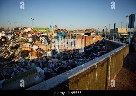 Ein großer Haufen Müll Hügel am Mount Road Rat laufen Deponie Tip recycling Deponie in Gorton, Manchester, England, UK-Deponie des Rates Recycling cen Stockfoto