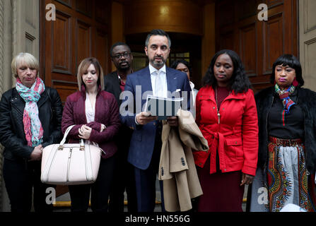 Anwalt Aamer Anwar liest eine Erklärung zu den Medien außerhalb der Crown Office in Edinburgh, nachdem Familienmitglieder von der späten Sheku Bayoh, der in Polizeigewahrsam starb, mit Lord Advocate. Von links nach rechts: Lorraine Bell (Mutter von Collette Bell), Collette Bell (Partner von Herrn Bayoh) Ade Johnson (Schwager von Herrn Bayoh), Aamer Anwar und Herr Bayoh Schwestern Adama Jalloh (verdeckt), Kadi Johnson und Kosna Bayoh. Stockfoto