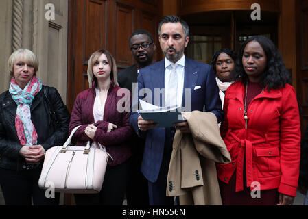 Anwalt Aamer Anwar liest eine Erklärung zu den Medien außerhalb der Crown Office in Edinburgh, nachdem Familienmitglieder von der späten Sheku Bayoh, der in Polizeigewahrsam starb, mit Lord Advocate. Von links nach rechts: Lorraine Bell (Mutter von Collette Bell), Collette Bell (Partner von Herrn Bayoh) Ade Johnson (Schwager von Herrn Bayoh), Aamer Anwar und Herr Bayoh Schwestern Adama Jalloh und Kadi Johnson. Stockfoto