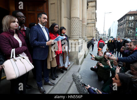 Anwalt Aamer Anwar liest eine Erklärung zu den Medien außerhalb der Crown Office in Edinburgh, nachdem Familienmitglieder von der späten Sheku Bayoh, der in Polizeigewahrsam starb, mit Lord Advocate. Von links nach rechts: Aamer Anwar, Collette Bell (Partner von Herrn Bayoh), Ade Johnson (Schwager von Herrn Bayoh) und Herr Bayoh Schwestern Kadi Johnson und Kosna Bayoh. Stockfoto