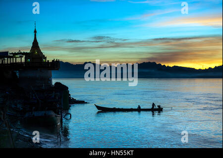 Myanmar (früher Burma). Kayin Zustand (Karen). HPA JG Shwe Yin Myaw Pagode am Fluss Thanlwin bei Sonnenuntergang Stockfoto