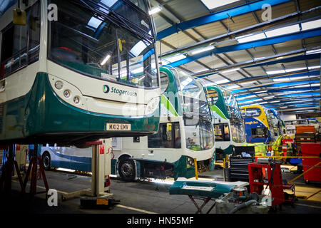 Wartung der Flotte von aufgeschlüsselt doppelte Decker Busse bei Stagecoach Betreiber Wythenshawe Busdepot in Manchester, England, UK Stockfoto