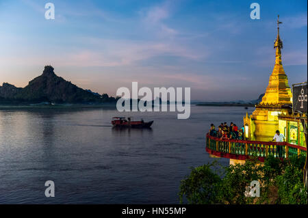 Myanmar (früher Burma). Kayin Zustand (Karen). HPA JG Shwe Yin Myaw Pagode am Fluss Thanlwin bei Sonnenuntergang Stockfoto