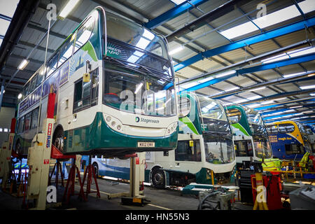 Wartung der Flotte von aufgeschlüsselt doppelte Decker Busse bei Stagecoach Betreiber Wythenshawe Busdepot in Manchester, England, UK Stockfoto