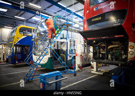 Wartung der Flotte von aufgeschlüsselt doppelte Decker Busse bei Stagecoach Betreiber Wythenshawe Busdepot in Manchester, England, UK Stockfoto