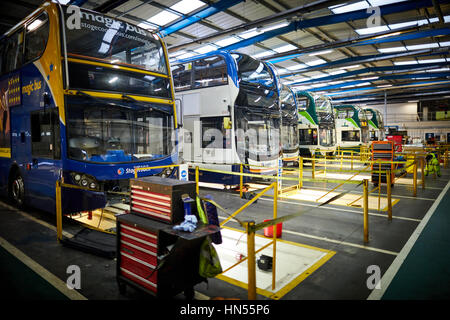 Wartung der Flotte von aufgeschlüsselt doppelte Decker Busse bei Stagecoach Betreiber Wythenshawe Busdepot in Manchester, England, UK Stockfoto