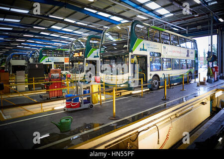 Wartung der Flotte von aufgeschlüsselt doppelte Decker Busse bei Stagecoach Betreiber Wythenshawe Busdepot in Manchester, England, UK Stockfoto