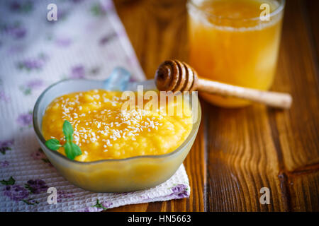 süßer Kürbis Brei mit Honig und Sesam Samen auf einem dunklen Tisch Stockfoto