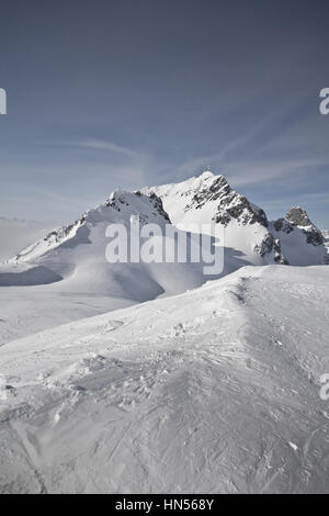 Montafon - herrliches Wetter für Winter-Sport-Aktion in Österreich. Tolle Aussicht über einige Berge und Gipfel in einer tollen Schneelandschaft. Snowboard Stockfoto