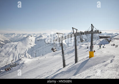 Montafon - herrliches Wetter für Winter-Sport-Aktion in Österreich. Tolle Aussicht über einige Berge und Gipfel in einer tollen Schneelandschaft. Snowboard Stockfoto