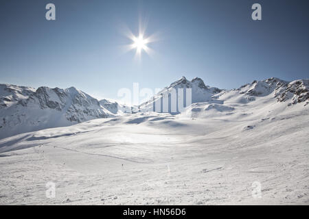 Montafon - herrliches Wetter für Winter-Sport-Aktion in Österreich. Tolle Aussicht über einige Berge und Gipfel in einer tollen Schneelandschaft. Snowboard Stockfoto