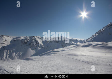 Montafon - herrliches Wetter für Winter-Sport-Aktion in Österreich. Tolle Aussicht über einige Berge und Gipfel in einer tollen Schneelandschaft. Snowboard Stockfoto