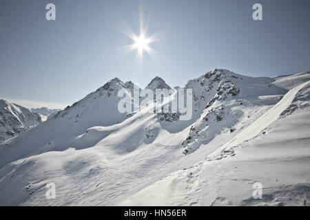 Montafon - herrliches Wetter für Winter-Sport-Aktion in Österreich. Tolle Aussicht über einige Berge und Gipfel in einer tollen Schneelandschaft. Snowboard Stockfoto